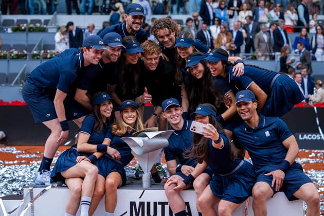 Mutua Madrid Open - Day Fourteen MADRID, SPAIN - MAY 3: Jannik Sinner of Italy celebrates the victory with the volunteers against Alexander Zverev of Germany in the Men s Final during the Mutua Madrid Open 2026 tournament at La Caja Magica on May 03, 2026 in Madrid, Spain. Madrid La Caja Magica Madrid Spain Copyright: xAlbertoxGardinx AGardin_20260503_Tennis_Madrid_Day14_0398