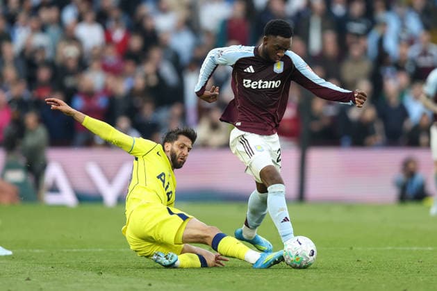 Aston Villa gegen Tottenham 3 Mai 2026, Aston Premier League Fußball Aston Villa gegen Tottenham Hotspur Rodrigo Bentancur von Tottenham Hotspur greift Lamare Bogarde von Aston Villa an Foto Charlotte Wilson Abseits Aston UK  Copyright: xCharlottexWilsonx xOffsidexOffside