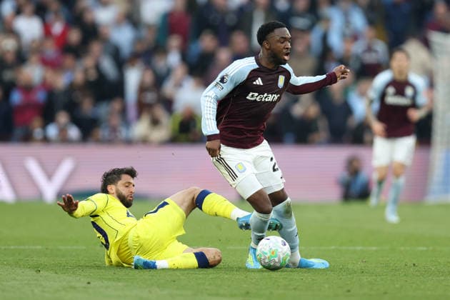 Aston Villa gegen Tottenham 3 Mai 2026, Aston Premier League Fußball Aston Villa gegen Tottenham Hotspur Rodrigo Bentancur von Tottenham Hotspur greift Lamare Bogarde von Aston Villa an Foto Charlotte Wilson Abseits Aston UK  Copyright: xCharlottexWilsonx xOffsidexOffside