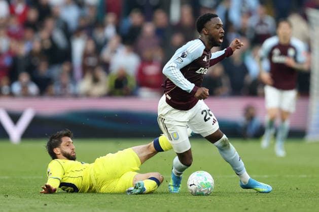 Aston Villa gegen Tottenham 3 Mai 2026, Aston Premier League Fußball Aston Villa gegen Tottenham Hotspur Rodrigo Bentancur von Tottenham Hotspur greift Lamare Bogarde von Aston Villa an Foto Charlotte Wilson Abseits Aston UK  Copyright: xCharlottexWilsonx xOffsidexOffside