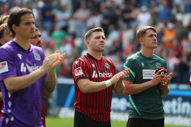 Hannover 96 vs Münster, 2 BL Hannover, 03 05 2026, Soccer Men, 2 BL, Season 2025 2026, Hannover 96 vs Preußen Münster, Goalkeeper Nahuell Noll Hannover 96 , Benjamin Källman Hannover 96 , Maik Nawrocki Hannover 96 thank the fans DFL DFB REGULATIONS PROHIBIT ANY USE OF PHOTOGRAPHS as IMAGE SEQUENCES and or QUASI VIDEO Heinz von Heiden Arena Niedersachsen Germany