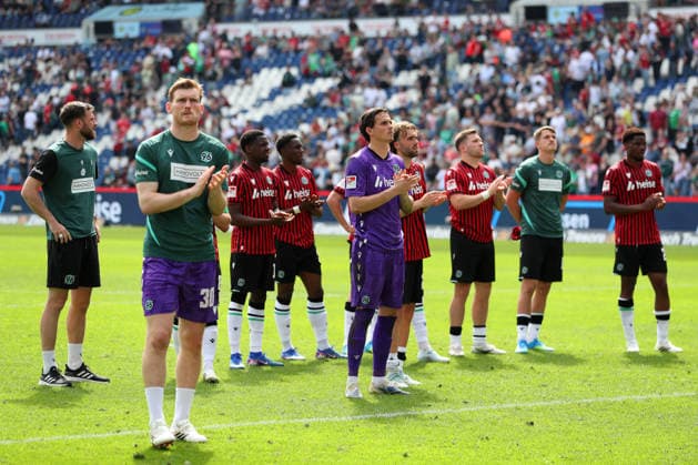 Hannover 96 vs Münster, 2 BL Hannover, 03 05 2026, Soccer Men, 2 BL, Season 2025 2026, Hannover 96 vs Preußen Münster The Hannover 96 team thanks the fans after the match DFL DFB REGULATIONS PROHIBIT ANY USE OF PHOTOGRAPHS as IMAGE SEQUENCES and or QUASI VIDEO Heinz von Heiden Arena Niedersachsen Germany