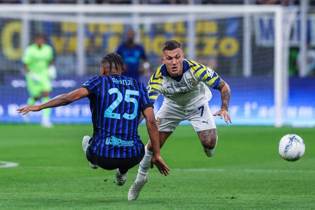 Gabriel Strefezza of Parma Calcio 1913 competes for the ball with Manuel Akanji of FC Internazionale during Serie A 2025 26 football match between FC Internazionale and Parma Calcio 1913 at San Siro Stadium in Milan, Italy  Copyright: xFabrizioxCarabelli IPAxSportx xipa-agency.netx xx IPA_74415781 IPA_Agency_IPA74415781