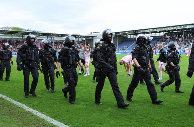 03 05 2026, Soccer 3 Liga, SV Wehen Wiesbaden VfL Osnabrück, v l , Police march onto the pitch to prevent a pitch invasion DFL DFB REGULATIONS PROHIBIT ANY USE OF PHOTOGRAPHS AS IMAGE SEQUENCES AND OR QUASI VIDEO xdcx Copyright: HMBxMedia Claus