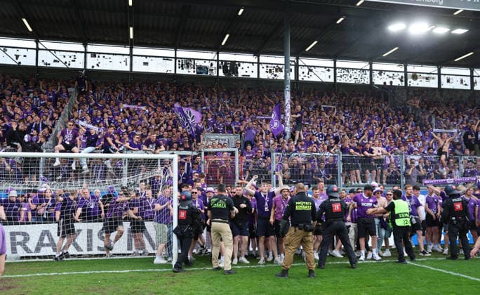 03 05 2026, Fußball 3 Liga, SV Wehen Wiesbaden VfL Osnabrück, v l , Osnabrück Fans feiern den Aufstieg in die 2 Bundesliga, celebrate the promotion to the 2 Bundesliga DFL DFB REGULATIONS PROHIBIT ANY USE OF PHOTOGRAPHS AS IMAGE SEQUENCES AND OR QUASI VIDEO xdcx Copyright: HMBxMedia Claus