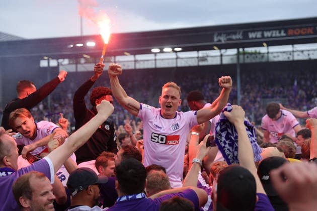03 05 2026, Soccer 3 Liga, SV Wehen Wiesbaden VfL Osnabrück, v l , Osnabrück players celebrate the promotion to the 2 Bundesliga, celebrate the promotion to the 2 Bundesliga, Tony Lesueur VfL Osnabrück , Kai Pröger VfL Osnabrück , ignite pyrotechnics, pyro, smoke, fire, bengalos, smoke bombs, pirotecnica, fumo, fuoco, sparklers DFL DFB REGULATIONS PROHIBIT ANY USE OF PHOTOGRAPHS AS IMAGE SEQUENCES AND OR QUASI VIDEO xdcx Copyright: HMBxMedia Claus