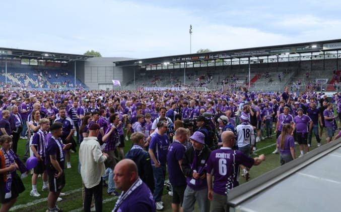 03 05 2026, Fußball 3 Liga, SV Wehen Wiesbaden VfL Osnabrück, v l , Osnabrück Fans feiern den Aufstieg in die 2 Bundesliga, celebrate the promotion to the 2 Bundesliga DFL DFB REGULATIONS PROHIBIT ANY USE OF PHOTOGRAPHS AS IMAGE SEQUENCES AND OR QUASI VIDEO xdcx Copyright: HMBxMedia Claus