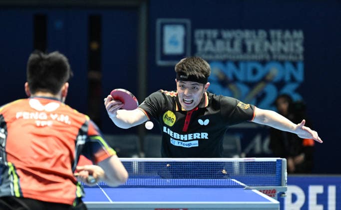 Dang Qiu, Deutschland, Borussia Düsseldorf, bei den Team-Weltmeisterschaften im Tischtennis in London in der OVO Arena Wembley. Dang Qiu, Deutschland, Borussia Düsseldorf, Europameister 2022 und Champions-Frankfurt-Finalist 2025, bei den Team-Weltmeisterschaften im Tischtennis in London (28.4.-10.5.) in der OVO Arena Wembley am 3. Mai im dritten WM-Vorrundenspiel der Gruppe B um die Setzungspositionen für die Endrunde gegen Taiwan. London OVO Arena Wembley London England *** Dang Qiu, Germany, Borussia Düsseldorf, at the World Team Table Tennis Championships in London at the OVO Arena Wembley Dang Qiu, Germany, Borussia Düsseldorf, European Champion 2022 and Champions Frankfurt Finalist 2025, at the World Team Table Tennis Championships in London 28 4 10 5 at the OVO Arena Wembley on 3 May in the third World Championship preliminary round match of Group B for the seeding positions for the final round against Taiwan London OVO Arena Wembley London England