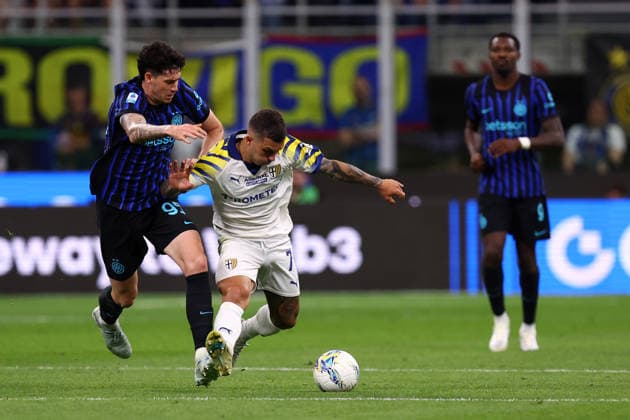 Alessandro Bastoni (Fc Internazionale) und Mateo Strefezza (Parma Calcio) battle for the ball, Serie A, FC Internazionale v Parma Calcio 1913, Giuseppe Meazza, May 3, 2026, Milan, Italy.