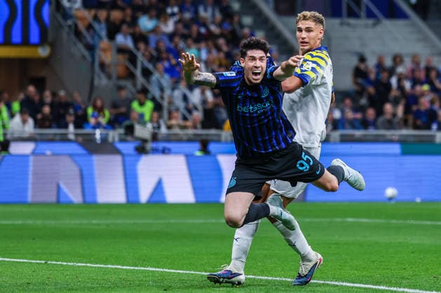 FC Internazionale vs Parma Calcio 1913 Serie A 2025 26 03 05 2026 Alessandro Bastoni of FC Internazionale competes for the ball with Mateo Pellegrino Casalanguida of Parma Calcio 1913 during Serie A 2025 26 football match between FC Internazionale and Parma Calcio 1913 at San Siro Stadium in Milan, Italy Copyright: xBEAUTIFULxSPORTS Carabellix
