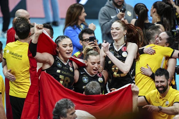 Eczacibasi Dynavit v VakifBank - CEV Women’s Champions League Final Four ISTANBUL, TURKIYE - MAY 3: Players of Vakifbank celebrate after victory holding Turkish flag at the CEV Women’s Champions League Final Four final match between Eczacibasi Dynavit and VakifBank at Ulker Sports and Event Hall in Istanbul, Turkiye, on May 3, 2026. Agit Erdi Ulukaya Anadolu Istanbul Turkey. Editorial use only. Please get in touch for any other usage.  Copyright: x2026xAnadoluxAgitxErdixUlukayax