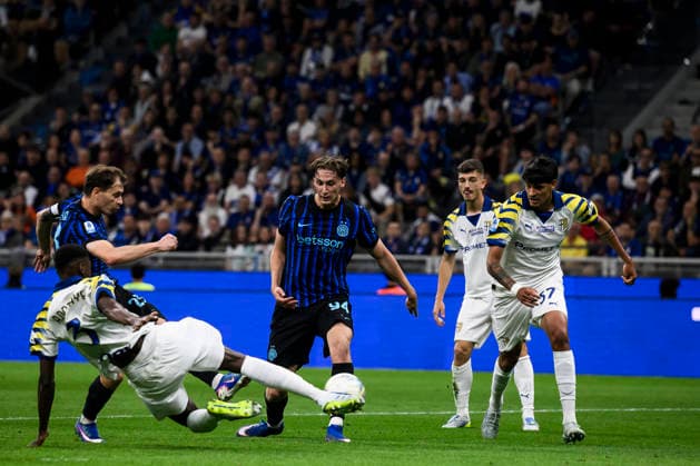 FC Internazionale v Parma Calcio - Serie A Nicolo Barella of FC Internazionale is tackled by Abdoulaye Ndiaye of Parma Calcio during the Serie A football match between FC Internazionale and Parma Calcio. Milan Italy Copyright: xNicolòxCampox