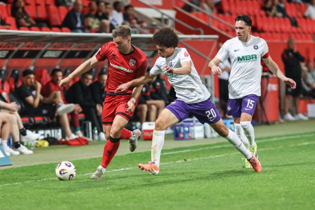 3. Liga; FC Ingolstadt 04 - Erzgebirge Aue; Zweikampf Kampf um den Ball Simon Lorenz (32, FCI) Fabisch Jonah (20 Aue) Bär Marcel (15 Aue) 3. Liga - FC Ingolstadt 04 Saison 2025 2026 Erzgebirge Aue *** 3 Liga FC Ingolstadt 04 Erzgebirge Aue duel Fight for the ball Simon Lorenz 32, FCI Fabisch Jonah 20 Aue Bär Marcel 15 Aue 3 Liga FC Ingolstadt 04 Season 2025 2026 Erzgebirge Aue