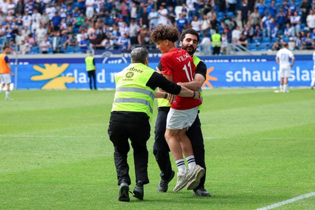 Germany Karlsruher SC vs SV Darmstadt 98, 32 Matchday, 2 Bundesliga, Season 2025 26, BBBank Wildpark Karlsruhe Young fan streaker on the field after the match in the Turkey jersey of Kenan Yildiz Kenan YÄ±ldÄ±z Turkish national player , Securitys try to stop him Karlsruhe BBBank Wildpark Baden Württemberg Germany Copyright: xBenedictxChristx