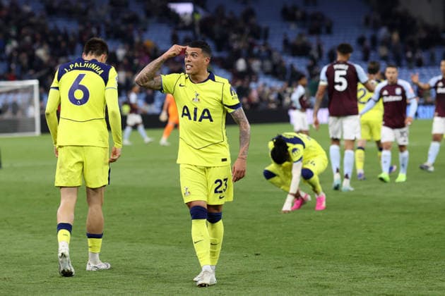 Aston Villa gegen Tottenham 3 Mai 2026, Aston Premier League Fußball Aston Villa gegen Tottenham Hotspur Pedro Porro von Tottenham Hotspur feiert den Sieg Foto Charlotte Wilson Abseits Aston UK  Copyright: xCharlottexWilsonx xOffsidexOffside