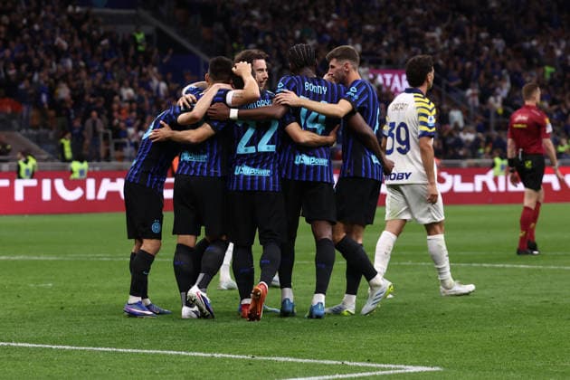 Henrikh Mkhitaryan (Fc Internazionale) celebrates after scoring his team s second goal with team mates, Serie A, FC Internazionale v Parma Calcio 1913, Giuseppe Meazza, May 3, 2026, Milan, Italy.