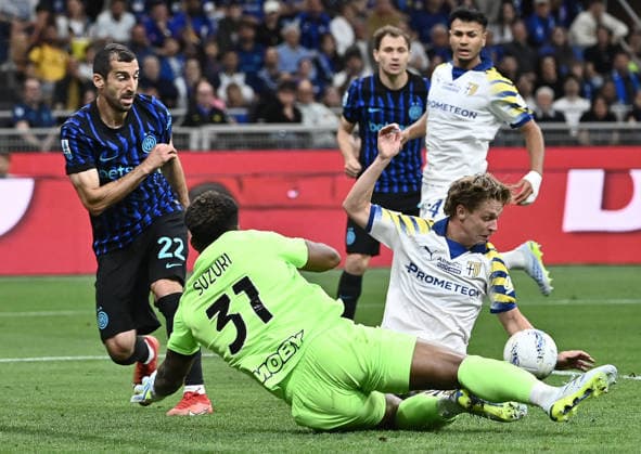 Inter Milan v Parma - Serie A MILAN, ITALY, MAY 3: Inter Milan s Henrikh Mkhitaryan (L) fight for the ball with Parma s Hans Nicolussi Caviglia (R) during the Italian serie A football match between Inter and Parma at the Meazza San Siro stadium in Milan, Italy, on May 3, 2026. Isabella Bonotto Anadolu Milan Italy. Editorial use only. Please get in touch for any other usage.  Copyright: x2026xAnadoluxIsabellaxBonottox