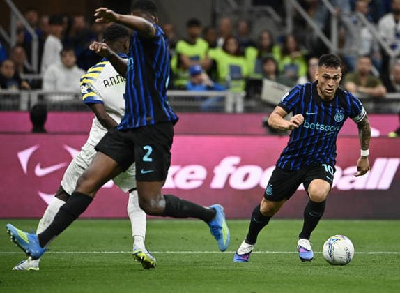 Inter Milan v Parma - Serie A MILAN, ITALY, MAY 3: Inter Milan s Lautaro Martinez (R) control the ball during the Italian Serie A football match between Inter and Parma at the Meazza San Siro stadium in Milan, Italy, on May 3, 2026. Isabella Bonotto Anadolu Milan Italy. Editorial use only. Please get in touch for any other usage.  Copyright: x2026xAnadoluxIsabellaxBonottox