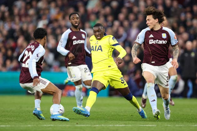 Aston Villa gegen Tottenham 3 Mai 2026, Aston Premier League Fußball Aston Villa gegen Tottenham Hotspur Randal Kolo Muani von Tottenham Hotspur Foto Charlotte Wilson Abseits Aston UK  Copyright: xCharlottexWilsonx xOffsidexOffside