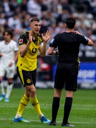 MOENCHENGLADBACH, GERMANY - MAY 3: Nico Schlotterbeck of Borussia Dortmund reacts at referee Florian Badstuber during the Bundesliga match between Borussia Monchengladbach and Borussia Dortmund at Borussia-Park on May 3, 2026 in Moenchengladbach, Germany.  Copyright: xRenexNijhuis MBxMediax