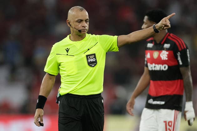 Soccer - Brasileirao 2026 - Flamengo v Vasco da Gama RIO DE JANEIRO, BRAZIL - MAY 03: The Referee WILTON PEREIRA SAMPAIO gestures during the match between Flamengo and Vasco da Gama as part of Brasileirao 2026 at Maracana Stadium on May 03, 2026 in Rio de Janeiro, Brazil. Rio de Janeiro Maracana Stadium Brazil Copyright: xRuanoxCarneiroxRuanoxCarneirox
