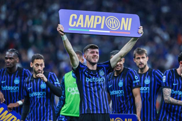 CALCIO - Serie A - Inter - FC Internazionale vs Parma Calcio Petar Sucic of FC Internazionale celebrates the victory of the Serie A 2025 26 titleduring Serie A 2025 26 football match between FC Internazionale and Parma Calcio 1913 at San Siro Stadium in Milan, Italy Milan Italy  Copyright: xIPAxSport ABACAx