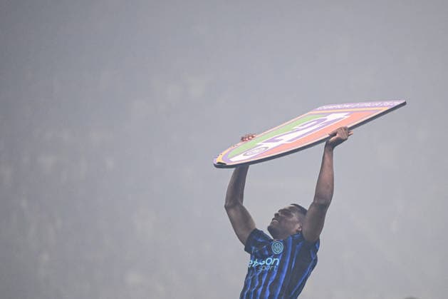 CALCIO - Serie A - Inter - FC Internazionale vs Parma Calcio Denzel Dumfries of Inter FC celebrating the club s 21th Scudetto after the Italian Serie A football match between Inter FC Internazionale and Parma Calcio 1913 on 3 of May 2026 at Giuseppe Meazza San Siro Siro stadium in Milan, Italy. Credit: Tiziano Ballabio Milan Italy  Copyright: xIPAxSport ABACAx