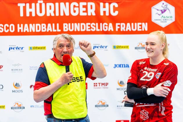 03 05 2026, GER, Handball, Women, Season 2025 2026, Alsco 1 Bl, PlayOff Semifinal Game 2, Thueringer HC HSG Blomberg Lippe Hans Joachim Steinbach presents Johanna Reichert Thueringer HC,29 with the goal cannon in recognition of scoring over 1000 goals for Thueringer HC 99947 Bad Langensalza Salza Halle Sporthalle Mehrz Thüringen Germany