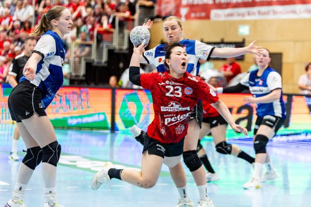 03 05 2026, GER, Handball, Women, Season 2025 2026, Alsco 1 Bl, PlayOff Semi-Final Game 2, Thueringer HC HSG Blomberg Lippe Nieke Kuehne HSG Blomberg Lippe and Maxi Muehlner HSG Blomberg Lippe cannot stop Natsuki Aizawa Thueringer HC,23 99947 Bad Langensalza Salza Halle Sporthalle Mehrz Thüringen Germany