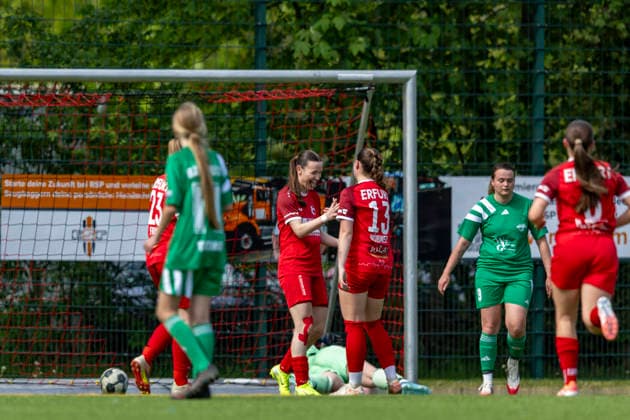 Thuringia Cup semi-final women Saalfeld Titans vs 1 FFV Erfurt Saalfeld 03 05 2026 Lea Schrenk 19 1 FFV Erfurt and Emily Nüßner 13 1 FFV Erfurt right Thuringia Cup semi-final women Saalfeld Titans vs 1 FFV Erfurt An den Saalewiesen 03 05 2026 Copyright: xBEAUTIFULxSPORTS Duehringx