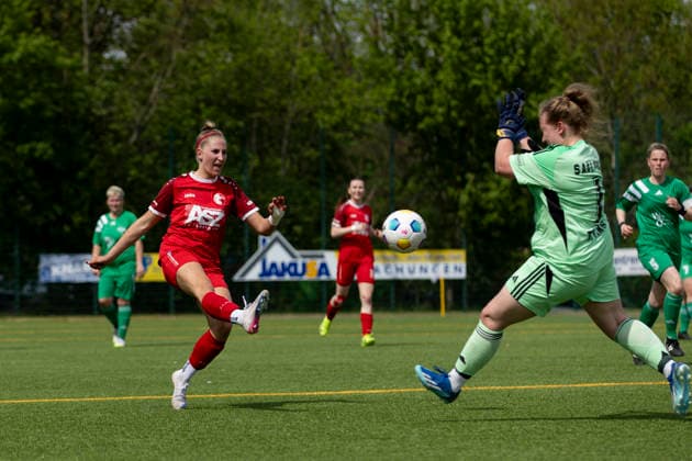 Thuringia Cup Semi-Final Women Saalfeld Titans vs 1 FFV Erfurt Saalfeld 03 05 2026 Luisa Preißel 6 1 FFV Erfurt vs Vivian Kobes 1 Saalfeld Titans Thuringia Cup Semi-Final Women Saalfeld Titans vs 1 FFV Erfurt An den Saalewiesen 03 05 2026 Copyright: xBEAUTIFULxSPORTS Duehringx