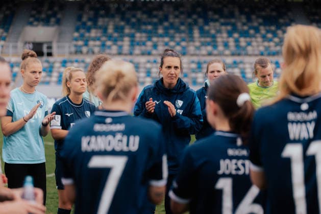 03.05.26, Women, Football, 2.Bundesliga, Season 2025 2026, VFL Bochum 1848 - VfB Stuttgart, Matchday 24 Kyra Malinowski (Cheftrainerin - VfL Bochum) speaks to her team after the match BOCHUM Lohrheidestadion - Wattenscheid NRW Deutschland
