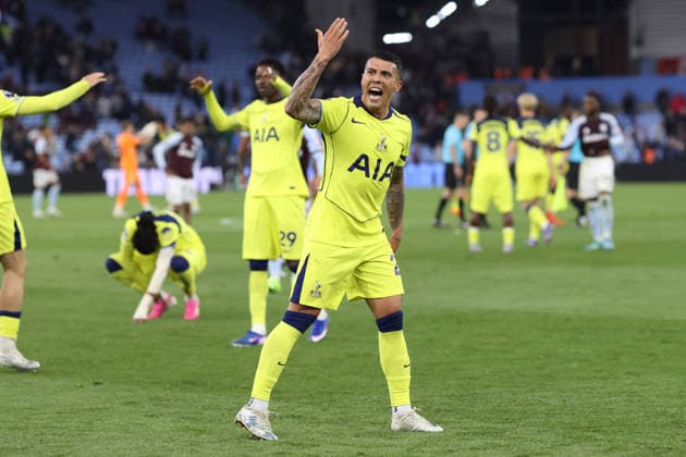 Aston Villa gegen Tottenham 3 Mai 2026, Aston Premier League Fußball Aston Villa gegen Tottenham Hotspur Pedro Porro von Tottenham Hotspur feiert den Sieg Foto Charlotte Wilson Abseits Aston UK  Copyright: xCharlottexWilsonx xOffsidexOffside