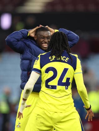 Aston Villa gegen Tottenham 3. Mai 2026, Aston Premier League Fußball Aston Villa gegen Tottenham Hotspur undal Kolo Muani von Tottenham Hotspur feiert den Sieg mit Djed Spence Foto Charlotte Wilson Abseits Aston UK  Copyright: xCharlottexWilsonx xOffsidexOffside