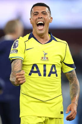 Aston Villa gegen Tottenham 3 Mai 2026, Aston Premier League Fußball Aston Villa gegen Tottenham Hotspur Pedro Porro von Tottenham Hotspur feiert den Sieg Foto Charlotte Wilson Abseits Aston UK  Copyright: xCharlottexWilsonx xOffsidexOffside