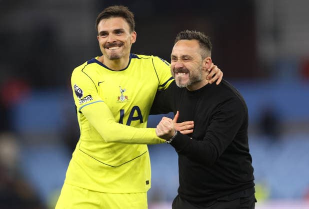 Aston Villa gegen Tottenham 3 Mai 2026, Aston Premier League Fußball Aston Villa gegen Tottenham Hotspur Joao Palhinha von Tottenham Hotspur und Manager Roberto De Zerbi feiern ihren Sieg Foto Charlotte Wilson Abseits Aston UK  Copyright: xCharlottexWilsonx xOffsidexOffside