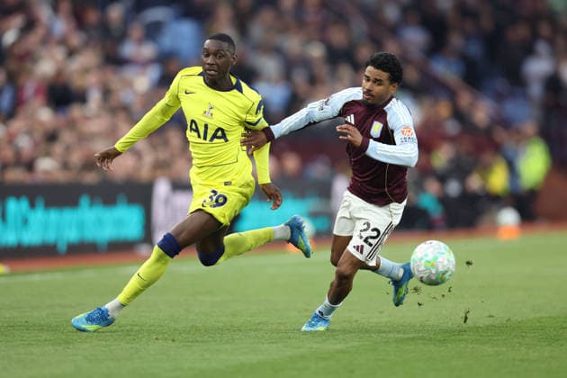 Aston Villa gegen Tottenham 3 Mai 2026, Aston Premier League Fußball Aston Villa gegen Tottenham Hotspur Randal Kolo Muani von Tottenham Hotspur und Ian Maatsen von Aston Villa Foto Charlotte Wilson Abseits Aston UK  Copyright: xCharlottexWilsonx xOffsidexOffside