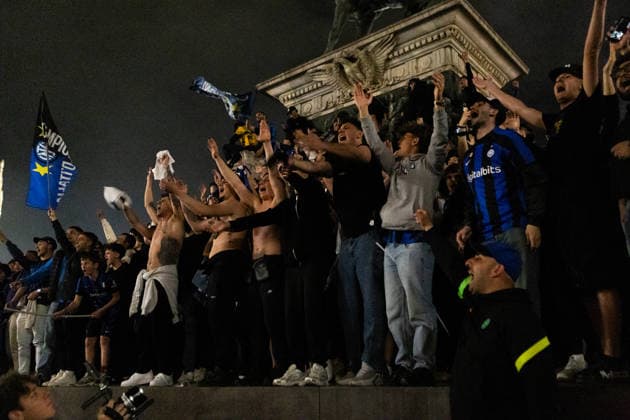 Fans celebrate Inter s early Scudetto victory in Milan MILAN, ITALY - MAY 3: People celebrate Inter Milan s early Serie A victory with chants, smoke bombs, and flags in Milan, Italy, on May 3, 2026. By defeating Parma, Inter Milan mathematically secured their 21st Championship (Scudetto) victory on matchday 35, before the end of the Italian Serie A season. Andrea Carrubba Anadolu Milan Italy. Editorial use only. Please get in touch for any other usage.  Copyright: x2026xAnadoluxAndreaxCarrubbax