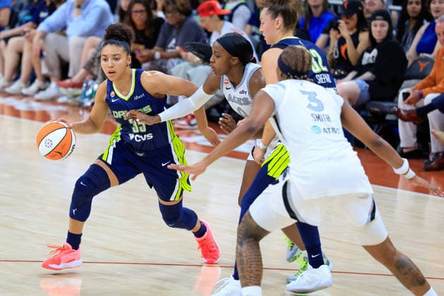 AUSTIN, TX - MAY 03:Dallas Wings guard Azzi Fudd 35 dribbles past Las Vegas Aces guard Jackie Young 0 during the game on May 03, 2026, at the Moody Center in Austin, TX. (Photo by Adam Davis Icon Sportswire) WNBA, Basketball Damen, USA MAY 03 Preseason Las Vegas Aces vs Dallas Wings EDITORIAL USE ONLY Icon2605031001