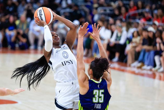AUSTIN, TX - MAY 03: Las Vegas Aces guard Jackie Young 0 takes a shot over Dallas Wings guard Azzi Fudd 35 during the game on May 03, 2026, at the Moody Center in Austin, TX. (Photo by Adam Davis Icon Sportswire) WNBA, Basketball Damen, USA MAY 03 Preseason Las Vegas Aces vs Dallas Wings EDITORIAL USE ONLY Icon260503325