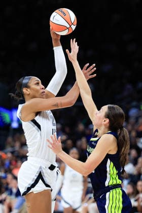 AUSTIN, TX - MAY 03: Las Vegas Aces center A ja Wilson 22 takes a shot over Dallas Wings forward Alanna Smith 8 during the game on May 03, 2026, at the Moody Center in Austin, TX. (Photo by Adam Davis Icon Sportswire) WNBA, Basketball Damen, USA MAY 03 Preseason Las Vegas Aces vs Dallas Wings EDITORIAL USE ONLY Icon260503720