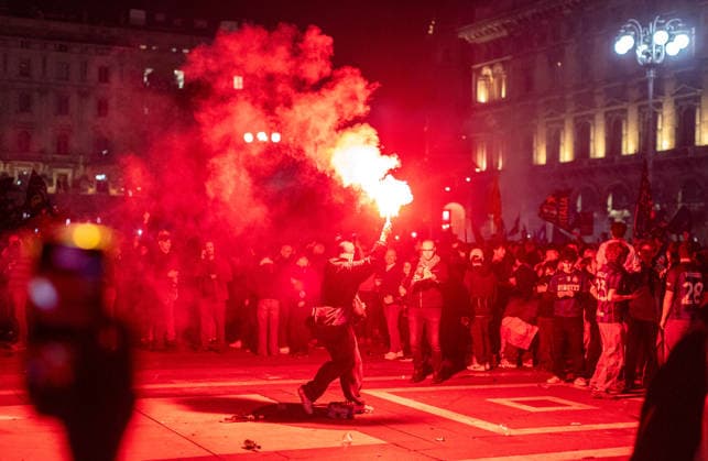 Festeggiamenti dei tifosi dell™Inter in Piazza del Duomo per la vittoria dello scudetto 2025-2026 - Milano, Italia - Domenica, 3 maggio 2026 (foto Stefano Porta LaPresse) Inter fans celebrate in Piazza del Duomo after winning the 2025-2026 Scudetto. - Milan, Italy - Sunday, May 3, 2026. (foto Stefano Porta LaPresse)  Copyright: xStefanoxPortax LaPressex
