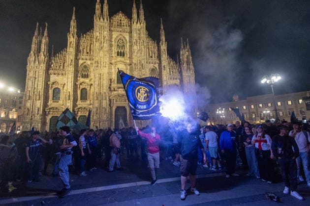 Festeggiamenti dei tifosi dell™Inter in Piazza del Duomo per la vittoria dello scudetto 2025-2026 - Milano, Italia - Domenica, 3 maggio 2026 (foto Stefano Porta LaPresse) Inter fans celebrate in Piazza del Duomo after winning the 2025-2026 Scudetto. - Milan, Italy - Sunday, May 3, 2026. (foto Stefano Porta LaPresse)  Copyright: xStefanoxPortax LaPressex