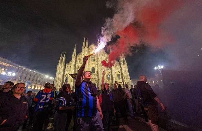 Festeggiamenti dei tifosi dell™Inter in Piazza del Duomo per la vittoria dello scudetto 2025-2026 - Milano, Italia - Domenica, 3 maggio 2026 (foto Stefano Porta LaPresse) Inter fans celebrate in Piazza del Duomo after winning the 2025-2026 Scudetto. - Milan, Italy - Sunday, May 3, 2026. (foto Stefano Porta LaPresse)  Copyright: xStefanoxPortax LaPressex