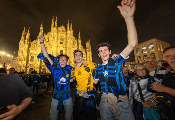 Festeggiamenti dei tifosi dell™Inter in Piazza del Duomo per la vittoria dello scudetto 2025-2026 - Milano, Italia - Domenica, 3 maggio 2026 (foto Stefano Porta LaPresse) Inter fans celebrate in Piazza del Duomo after winning the 2025-2026 Scudetto. - Milan, Italy - Sunday, May 3, 2026. (foto Stefano Porta LaPresse)  Copyright: xStefanoxPortax LaPressex