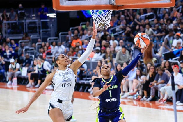 AUSTIN, TX - MAY 03: Dallas Wings guard Odyssey Sims 1 makes a layup past Las Vegas Aces center A ja Wilson 22 during the game on May 03, 2026, at the Moody Center in Austin, TX. (Photo by Adam Davis Icon Sportswire) WNBA, Basketball Damen, USA MAY 03 Preseason Las Vegas Aces vs Dallas Wings EDITORIAL USE ONLY Icon2605031082