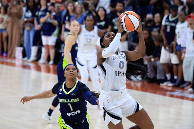 AUSTIN, TX - MAY 03: Las Vegas Aces guard Jackie Young 0 makes a layup past Dallas Wings guard Odyssey Sims 1 during the game on May 03, 2026, at the Moody Center in Austin, TX. (Photo by Adam Davis Icon Sportswire) WNBA, Basketball Damen, USA MAY 03 Preseason Las Vegas Aces vs Dallas Wings EDITORIAL USE ONLY Icon260503044