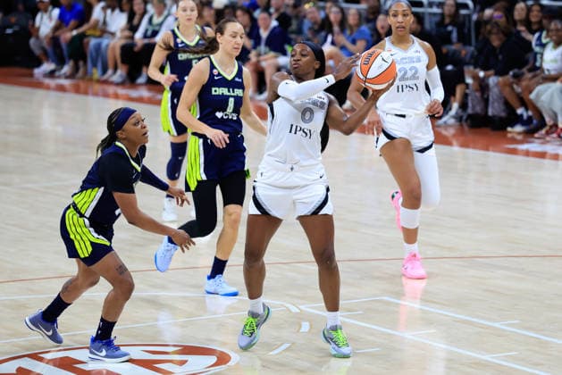 AUSTIN, TX - MAY 03: Las Vegas Aces guard Jackie Young 0 makes a pass past Dallas Wings guard Odyssey Sims 1 during the game on May 03, 2026, at the Moody Center in Austin, TX. (Photo by Adam Davis Icon Sportswire) WNBA, Basketball Damen, USA MAY 03 Preseason Las Vegas Aces vs Dallas Wings EDITORIAL USE ONLY Icon260503206