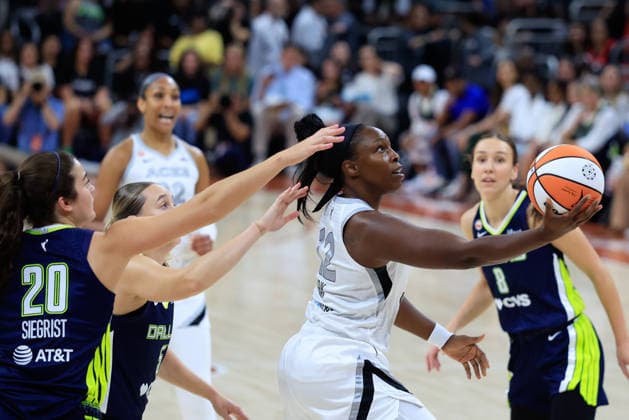 AUSTIN, TX - MAY 03: Las Vegas Aces guard Chelsea Gray 12 makes a layup last Dallas Wings forward Maddy Siegrist 20 and Dallas Wings guard Paige Bueckers 5 during the game on May 03, 2026, at the Moody Center in Austin, TX. (Photo by Adam Davis Icon Sportswire) WNBA, Basketball Damen, USA MAY 03 Preseason Las Vegas Aces vs Dallas Wings EDITORIAL USE ONLY Icon260503232