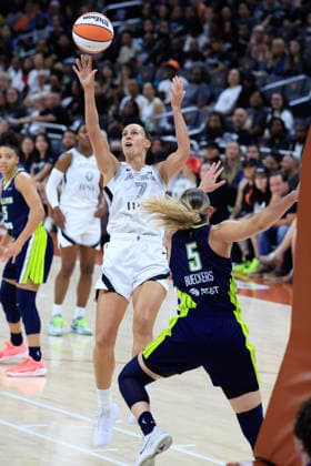 AUSTIN, TX - MAY 03: Las Vegas Aces guard Stephanie Talbot 7 takes a shot over Dallas Wings guard Paige Bueckers 5 during the game on May 03, 2026, at the Moody Center in Austin, TX. (Photo by Adam Davis Icon Sportswire) WNBA, Basketball Damen, USA MAY 03 Preseason Las Vegas Aces vs Dallas Wings EDITORIAL USE ONLY Icon260503261